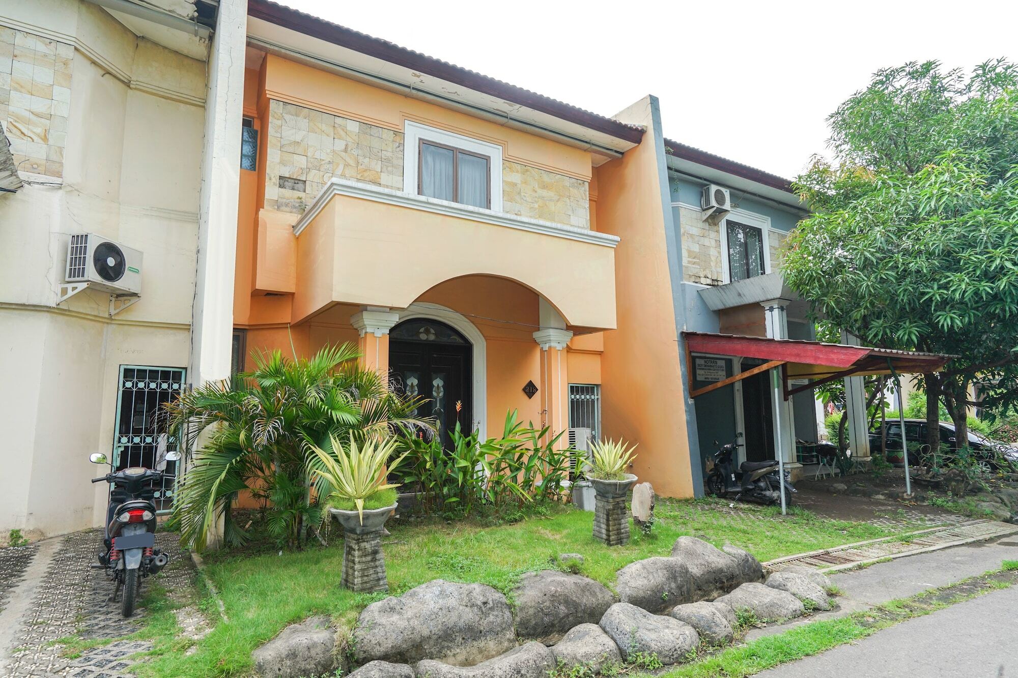 อิสตานา เปอร์มาตา จูอันดา Hotel Sawotratap ภายนอก รูปภาพ